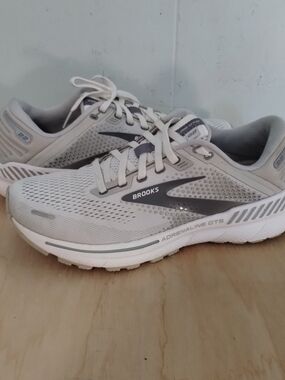 9.5W Women's Brooks Adrenaline GTS 22Running Shoes - Light Gray/White